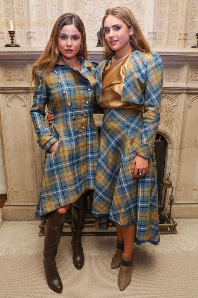 Natasha Connery e Samara Connery no desfile de Moda solidário Dressed To Kilt em Nova Iorque, 2021