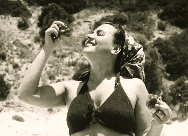 Maria Armanda na Arrábida em 1949 usando um “deux pièces”
