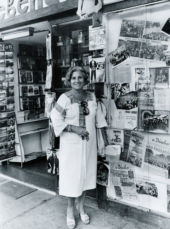 No Hotel Nacional, em Brasília, junto a um quiosque onde estão expostos exemplares de o jornal O Diabo e do seu livro 'Revolucionários Que Eu Conheci'