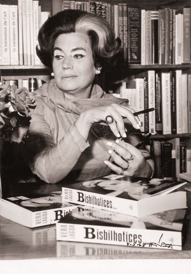 Vera Lagoa com exemplares do seu primeiro livro 'Bisbilhotices', 1968