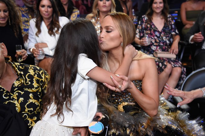 Jennifer Lopez com a filha Emme nos 2018 MTV VMA Awards
