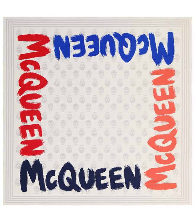 Lenço em seda, €195, Alexander McQueen em Mytheresa.com