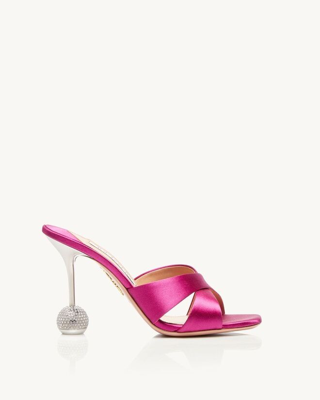 Sandálias Darling Mule em cetim, €750, Aquazzura