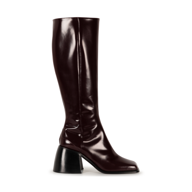 Botas Ella Long Shiny Pinot em pele, €745, Wandler