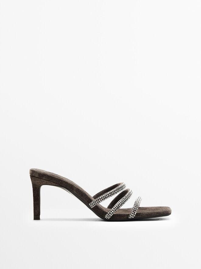 Sandálias em camurça, €99,95, Massimo Dutti