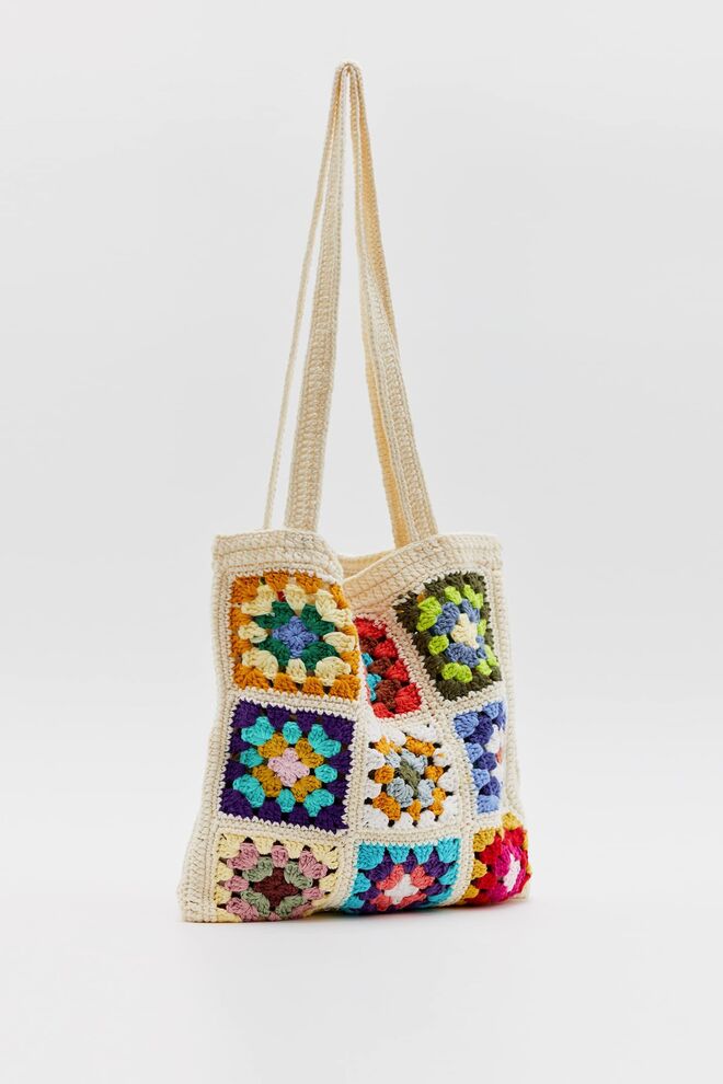 Carteira em crochet, €12,99, Pull & Bear