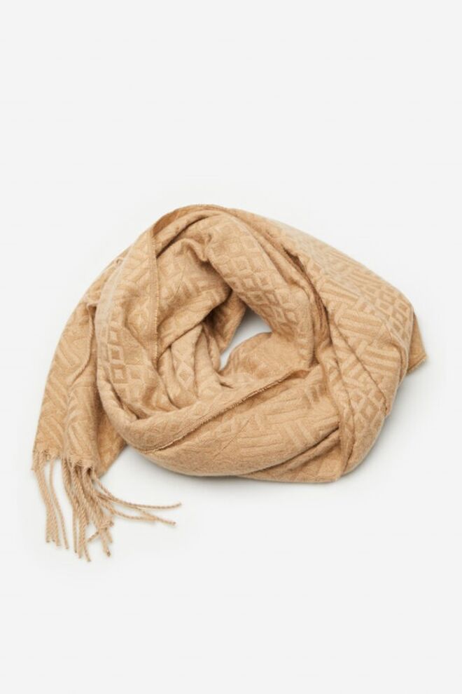 Écharpe, €17,99, Cortefiel