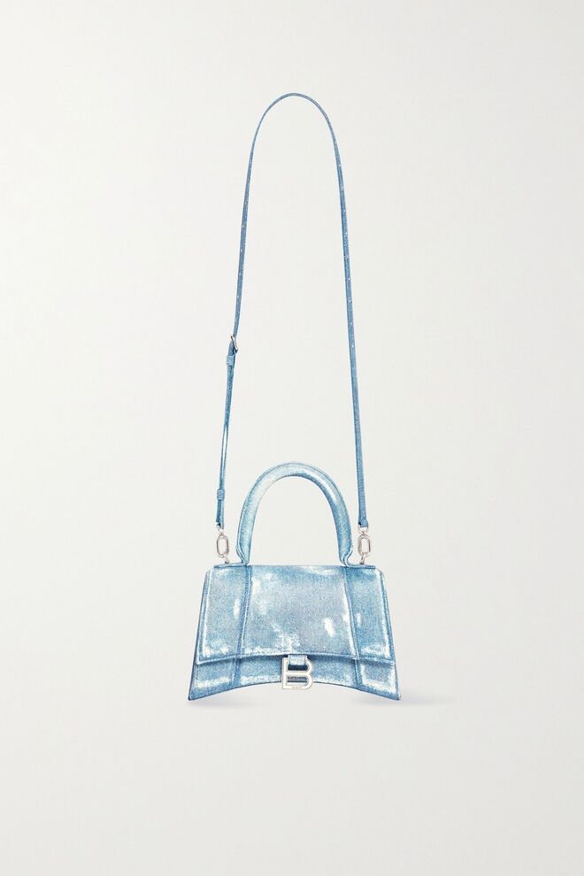 Carteira Hourglass em ganga, €1850, Balenciaga em Netaporter.com