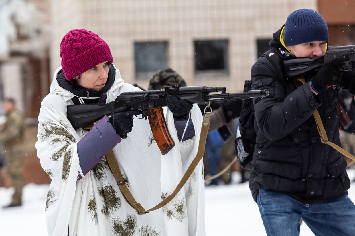 Uma civil treina para o combate com a Rússia, em Kiev, 2022