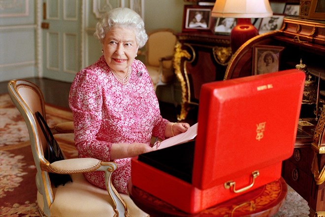 Rainha Isabel II no Palácio de Buckingham. A sua coroação, aos 25 foi a primeira a passar na televisão (27 mil pessoas assistiram pela TV à cerimónia no Reino Unido e 11 milhões ouviram pela rádio), foi a primeira rainha da Inglaterra a enviar um e-mail.