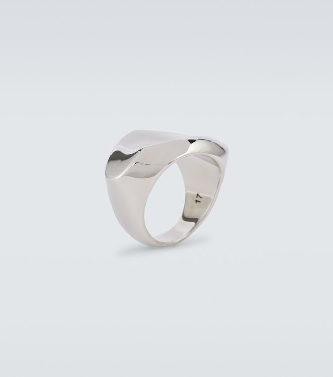 Anel em metal, €235, Alexander McQueen em Mytheresa.com