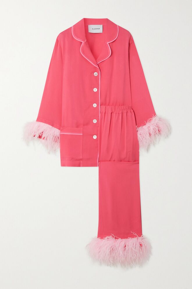 Pijama em crepe de seda com plumas, €314,88, Sleeper + NET Sustain exclusivo Netaporter.com