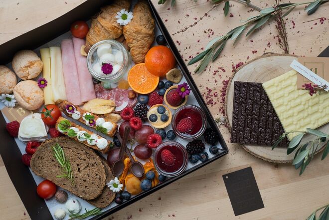 Caixa de brunch para dois, com placa de chocolate 'I love You' e bouquet de flores, €40, Brigadeirando x Violeta Cor de Rosa (apenas takeaway)