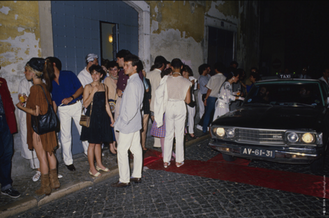A entrada do bar-discoteca Frágil nos anos 80, “Neste livro está o tempo em que aprendemos a sair. Eu podia chegar ao Frágil como quisesse e podia ser o que eu quisesse!”