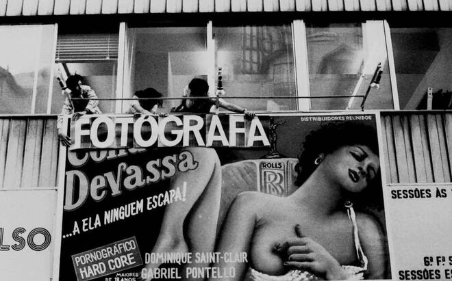 Nos anos 80 os cartazes de filmes pornográficos eram pintados pelo mesmo senhor que fazia o circuito comercial