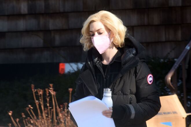 Anne Hathaway no set do filme 'Eileen' a 26 de janeiro de 2022