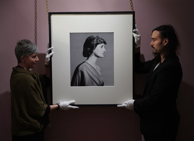 Ola Ruiz-Aguillo e Nelson Garcia com o retrato da princesa Diana, tirado pelo fotógrafo David Bailey em 1988