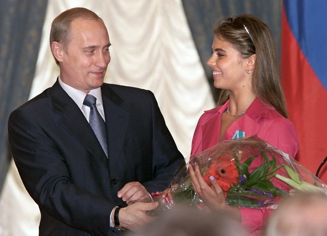 Vladimir Putin entrega flores a Alina Kabaeva durante a cerimónia atual de entrega de prémios no Kremlin, junho de 2001