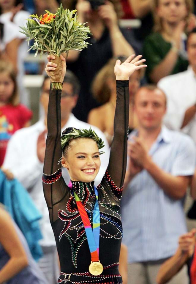 Alina Kabaeva durante a cerimónia de entrega de medalhas de ginástica rítmica nos Jogos Olímicos de verão em Atenas, agosto de 2004