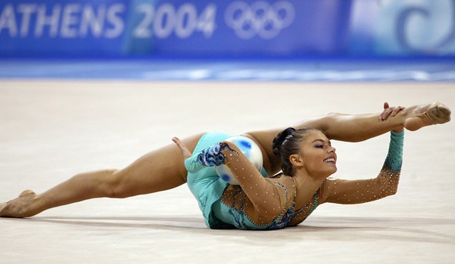 Alina Kabaeva durante performance nos Jogos Olímpicos de Atenas, 2004
