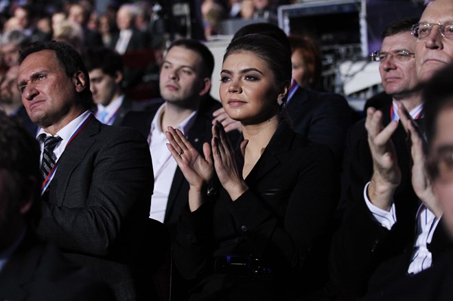 Alina Kabaeva aplaude enquanto Putin discursa no congresso do Partido Rússia Unida, em Moscovo, novembro de 2011