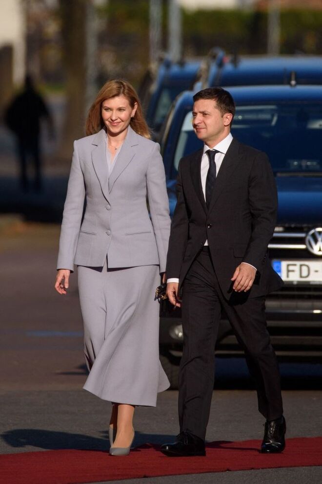 Volodymyr Zelensky e Olena Zelenska, na praça do Castelo de Riga, em Riga, Letônia, em 16 de outubro de 2019.