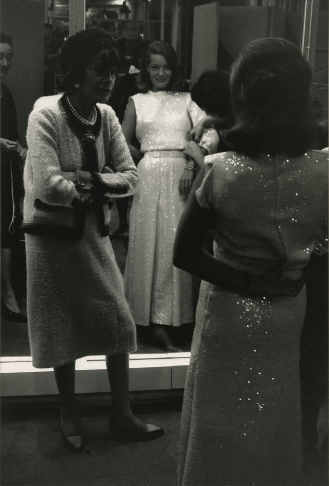Romy Schneider e Gabrielle Chanel durante uma prova na Chanel, 1963