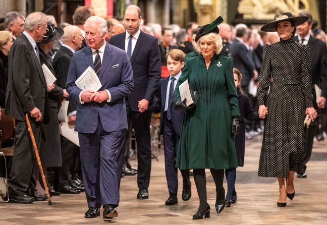 Príncipe Carlos, Camilla, duquesa de Cornwall, príncipe William, princípe George, princesa Charlottle e Kate Middleton no serviço de ação de graças dedicado ao príncipe Philip