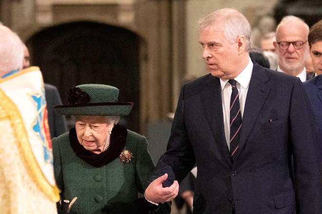 Isabel II acompanhada pelo filho príncipe André no serviço de ação de graças dedicado ao príncipe Philip