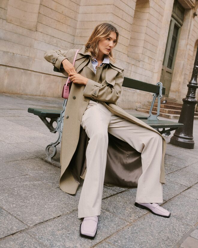 Look 1: Trench coat €199,99/Calças €59,99/Carteira €19,99/Loafers €39,99