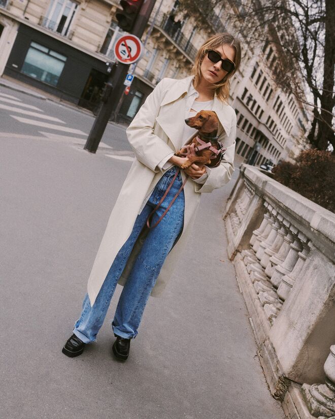 Look 2: Trench coat €79,99€/Óculos de sol €15,99/Mocassins €49,99