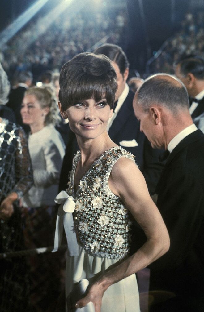 Audrey Hepburn em Givenchy, 1975.