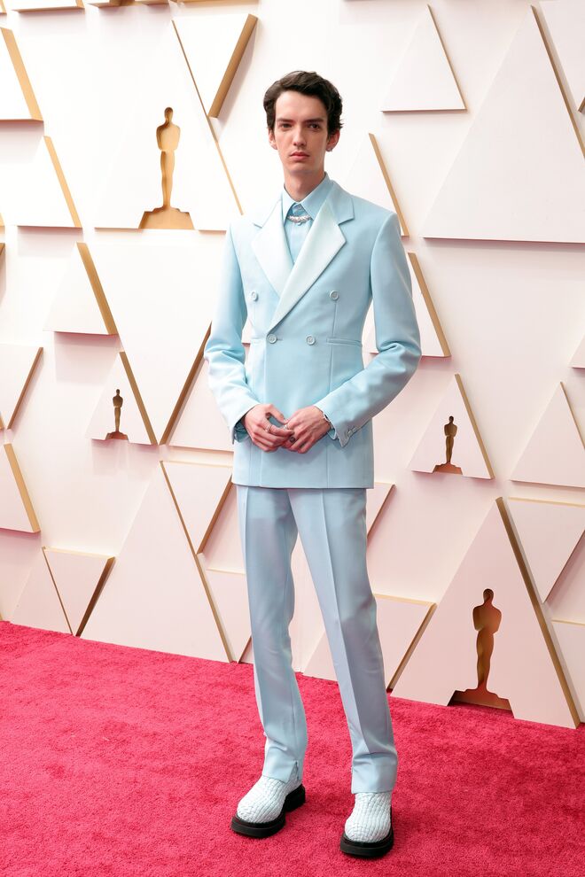 Kodi Smit-McPhee em Bottega Veneta e jóias Cartier 