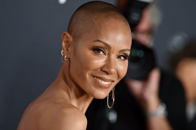 Jada Pinkett Smith recorreu recentemente ao Instagram para falar sobre a sua experiência com alopecia. A primeira vez que falou abertamente sobre a sua queda de cabelo foi em 2018