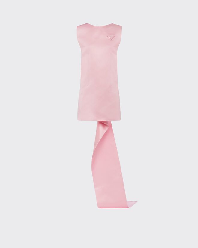 Vestido em cetim de seda, €2.300, Prada