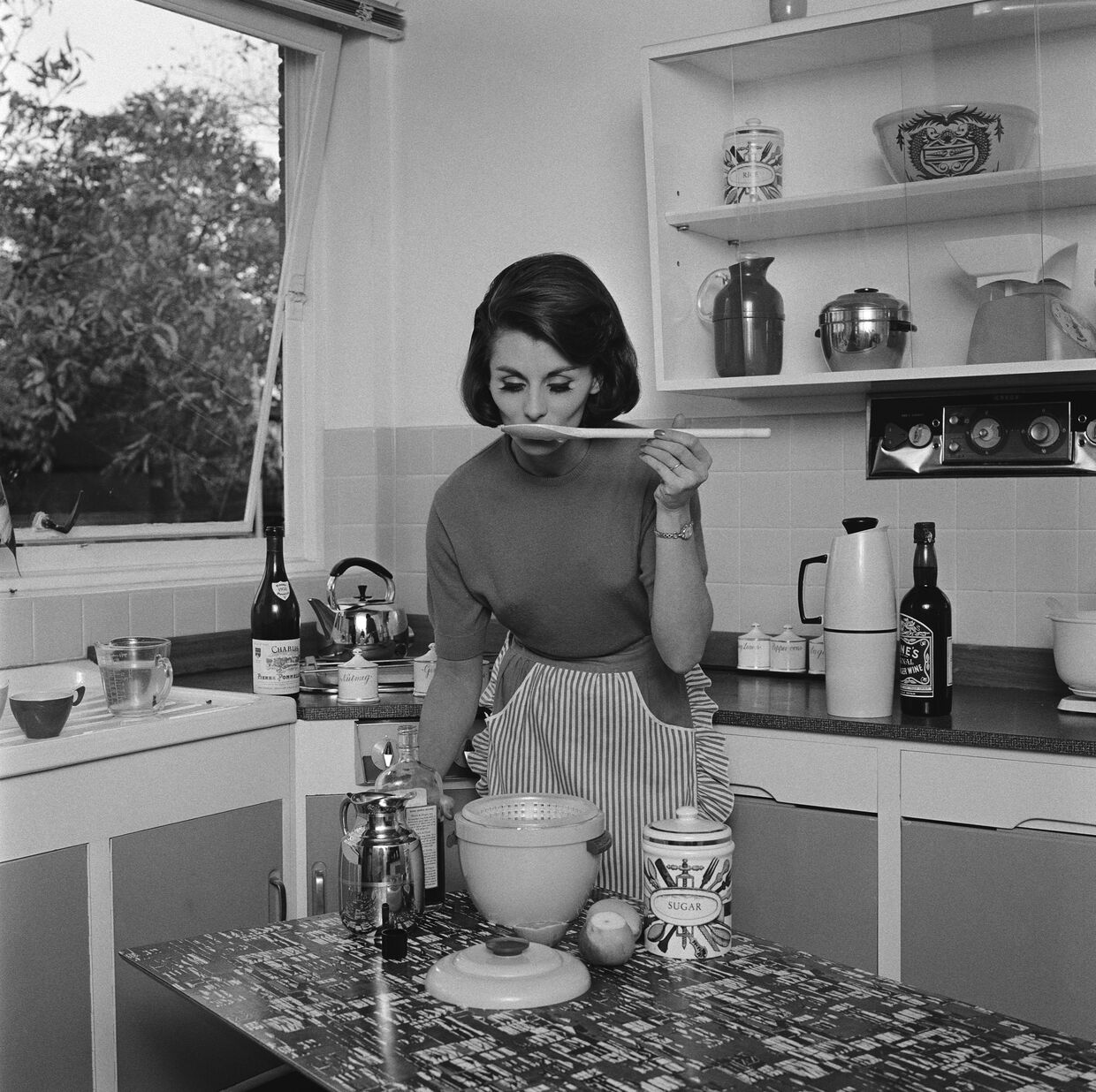 Uma dona de casa a cozinhar em1964