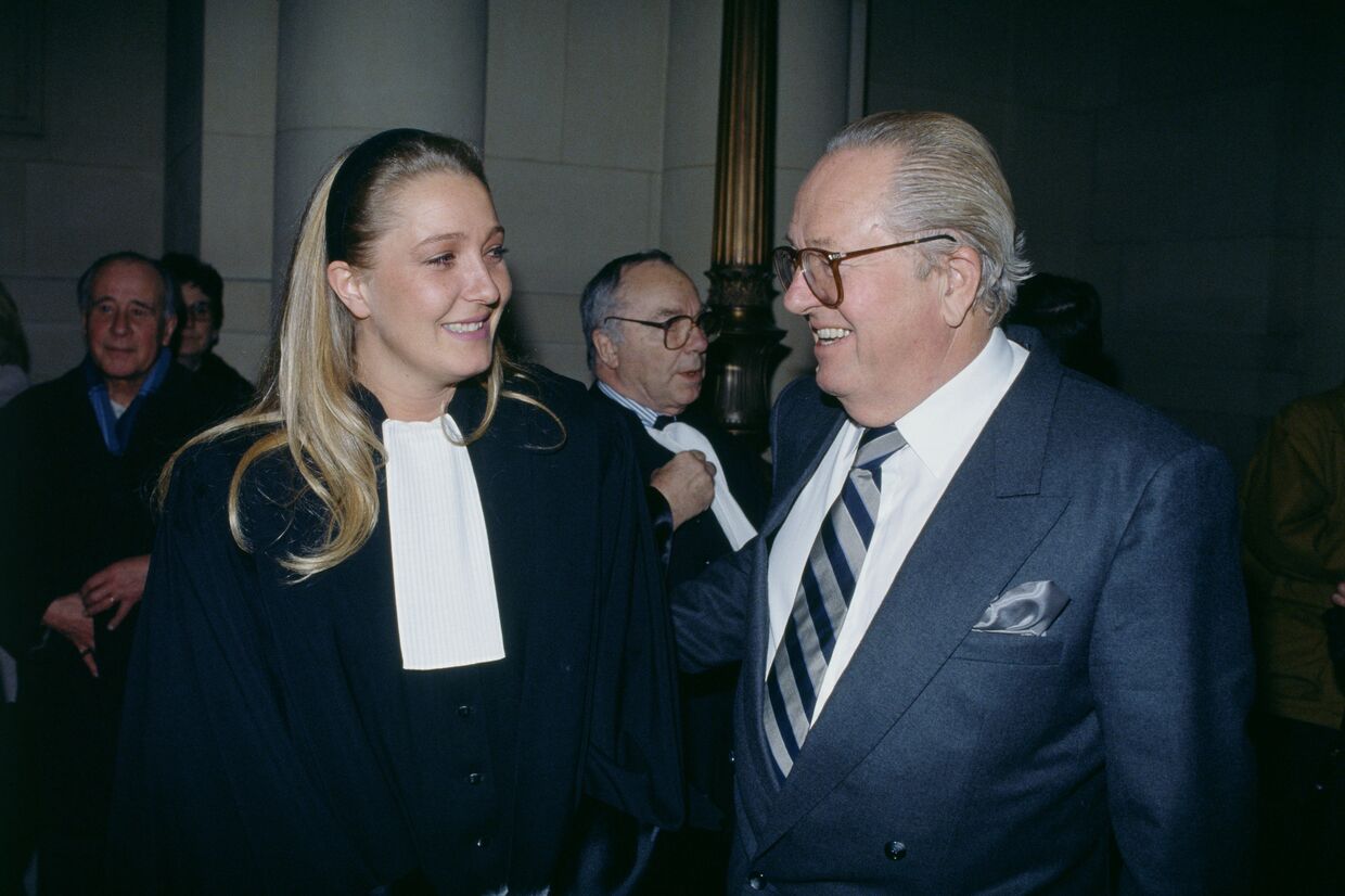 Jean-Marie Le Pen, fundador e presidente do partido de extrema-direita Frente Nacional, com a filha Marine Le Pen no dia da sua cerimónia de tomada de posse como advogada, 1992