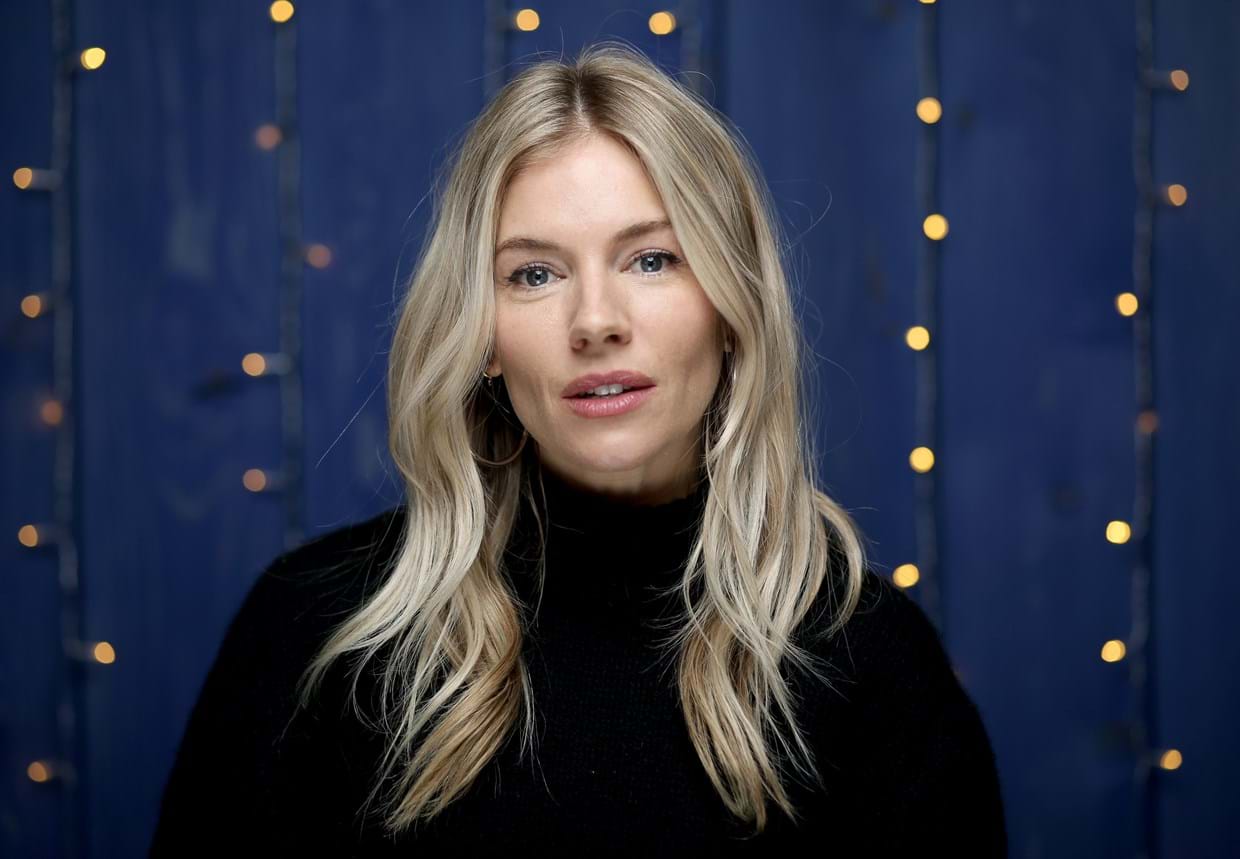 Sienna Miller no Estúdio da IMDB no Acura Festival Village, 2020