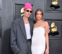 Dos Kardashian aos Bieber. Os melhores looks dos Grammy Awards 2022
