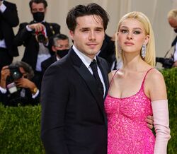 Brooklyn Beckham e Nicola Peltz, o casal do ano, e o seu casamento multimilionário