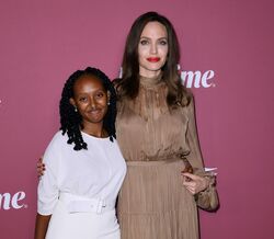 Mãe biológica de filha de Angelina Jolie reaparece com notícias chocantes