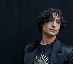 Ator Ezra Miller envolvido em agressões inexplicáveis. As teorias sobre o que se passa