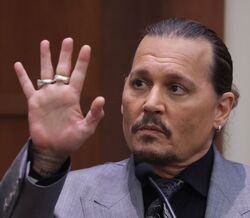 Johnny Depp afirma ter sido vítima de violência. “Escondia-me na casa de banho para escapar ao abuso”