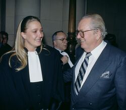 Marine le Pen, do trauma de infância à luta para escapar à sombra do pai