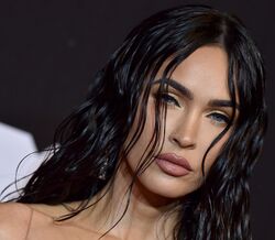Emocionada, Megan Fox expressa orgulho no filho que usa vestidos