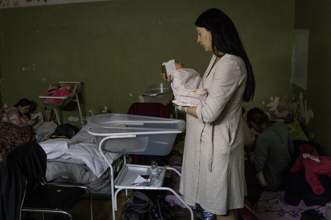 Kiev 2 de Março de 2022. Pacientes da maternidade em Kiev mudam-se para um abrigo durante ataque russo