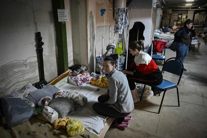 Unidade pediátrica transferida para a cave de um hospital em Kyiv, a 28 de Fevereiro de 2022