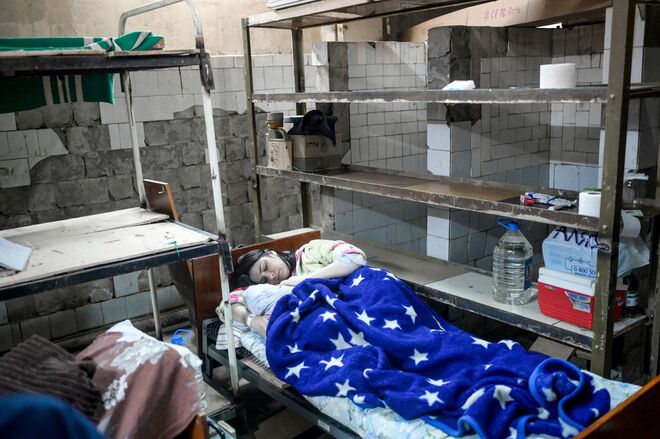 Mulher numa cave de uma maternidade horas depois de dar à luz em Mykolaiv, a 14 de Março de 2022