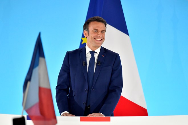 Emmanuel Macron s'adresse aux électeurs après avoir mené le premier tour de scrutin le 10 avril 2022 à Paris, France
