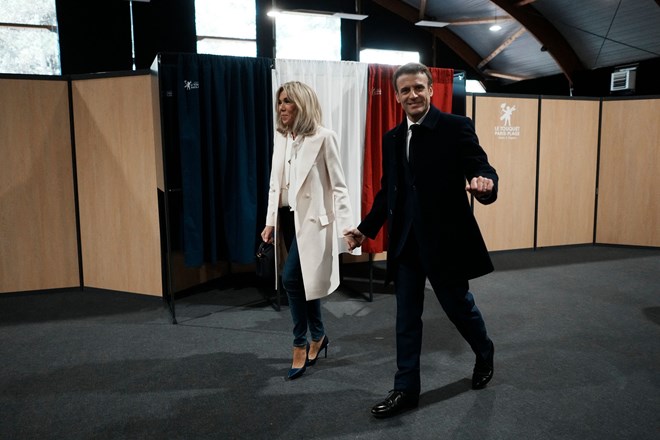 Emmanuel Macron et Brigitte Macron se rendent aux urnes pour le premier tour de l'élection présidentielle française, le 10 avril 2022